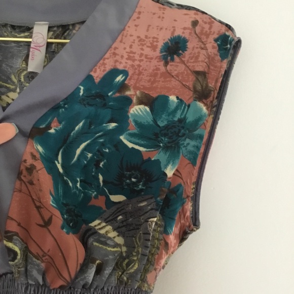 🌷Myan Abstract Floral Top🌷 - Picture 3 of 9